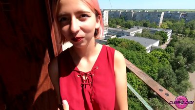 شاگرد سينوئل چوسي ٿو هڪ اجنبي کي ٻاهر جي پوئتي ۾ - هن جي منهن تي